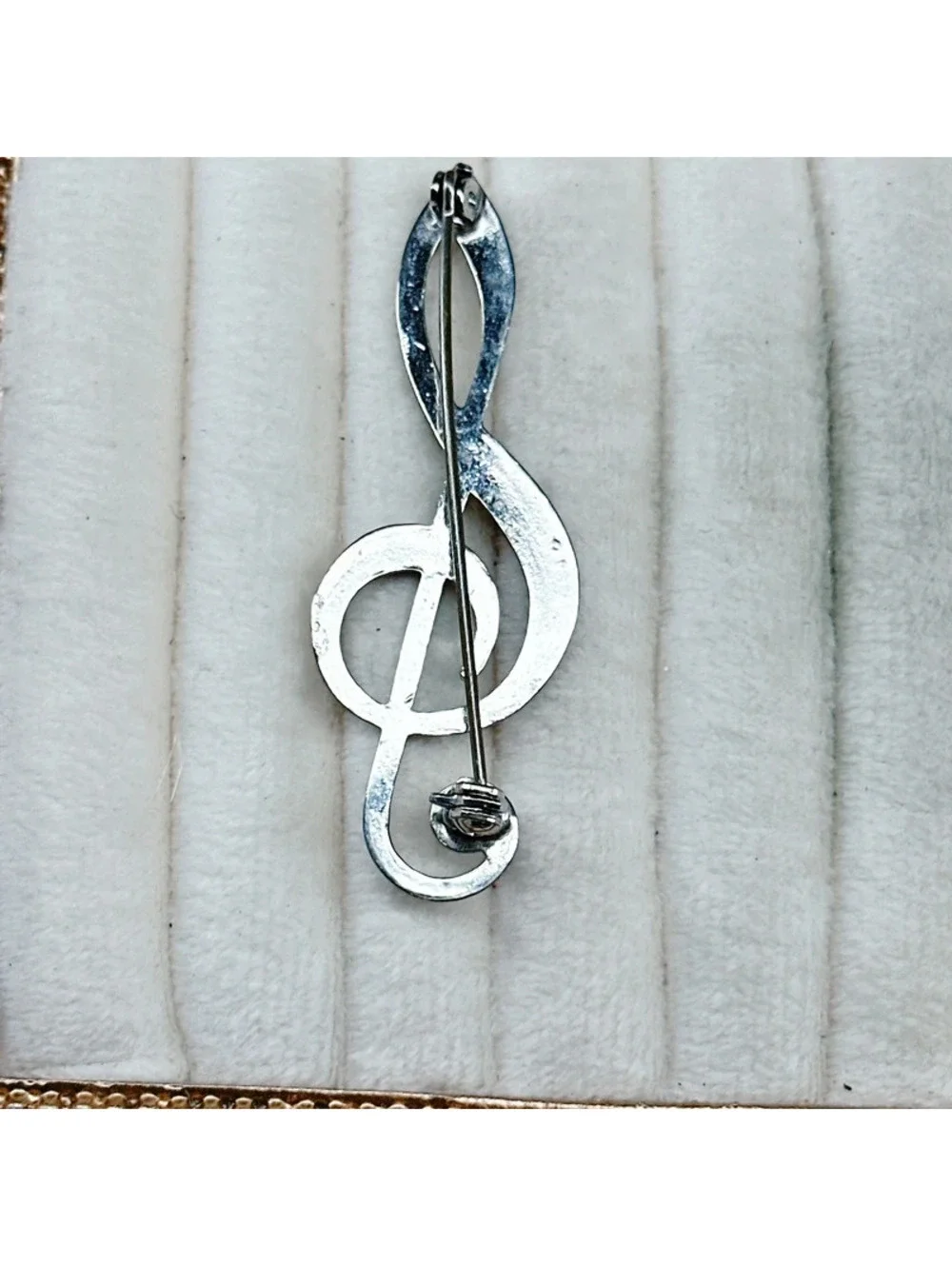 381u. Silvertone Treble Clef Music Brooch